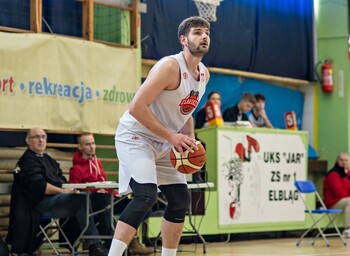 >Basketball dziurawi kosz