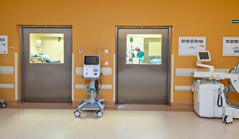 >Elbląscy lekarze operują z robotem