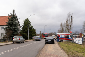>Nie zauważył pojazdu i dachował na Radomskiej