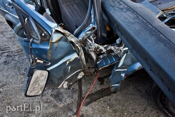 >Uwaga, jest śllisko! Volkswagen uderzył w drzewo