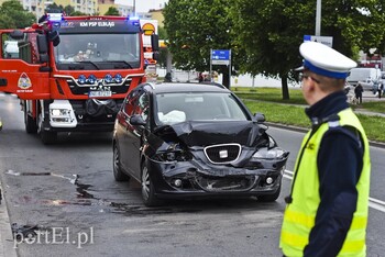 >Kolizja audi z seatem przed mostem Wyszyńskiego