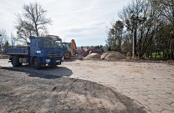 >Przebudowują parking przy Bema