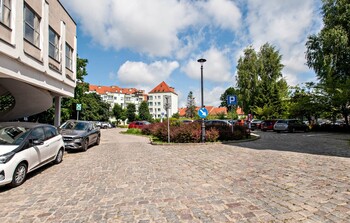 >Planują przebudować parking przy urzędzie