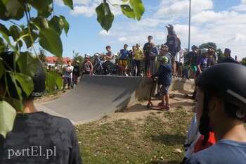 >Hulajnogowe show w skateparku