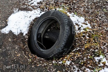 >O śmieciach między drogą a rzeką