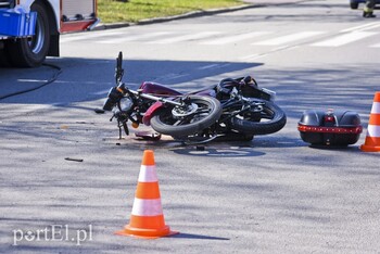 >Wypadek motocyklisty z osobowym oplem