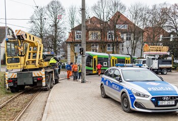 >Wykolejony tramwaj na Bema. Ulica jest nieprzejezdna