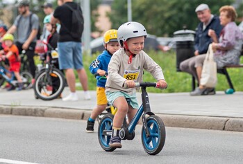 >Ścigali się na szosie i rolkach. Road Race w Elblągu