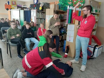 >Uczą jak udzielać pierwszej pomocy