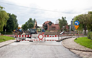 >Tutaj powstaje tymczasowy most