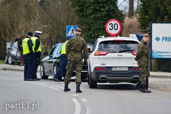 >Policjanci kontrolują kierowców wjeżdżających na Mierzeję Wiślaną