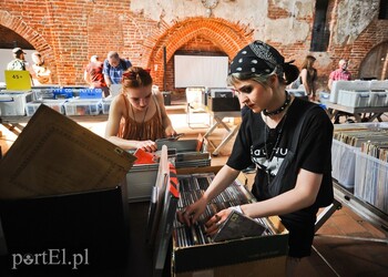 >Galeria wypełniona muzyką