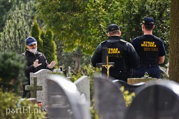 >Elbląskich cmentarzy oficjalnie nie zamknięto, ale odwiedzający groby mogą dostać mandat