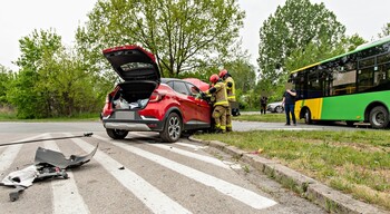 >Zderzenie miejskiego autobusu z osobówką