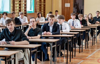 >Maturzyści do piór!