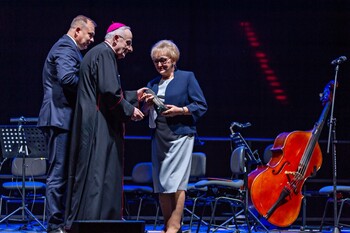 >„Kto kocha, ten jest zdolny do poświęceń”. Nagroda Tuus dla Elżbiety Szandrochy