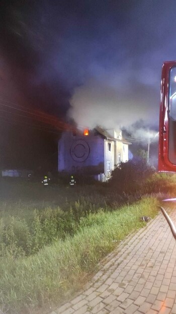 >Nocny pożar,, ranni dorośli i dzieci