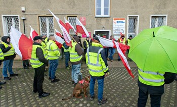 >Tym razem rolnicy nie blokowali dróg, pikiety zorganizowali przed biurami posłów i senatorów. - W ka