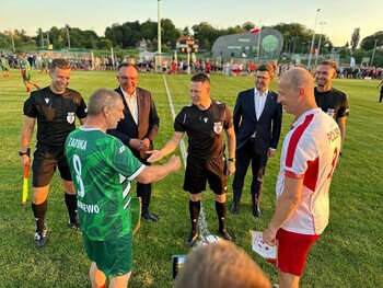 >Mecz gwiazd przy świetle. Braniewo wita na nowym stadionie