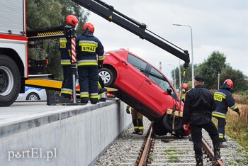 >71-latek zepchnął toyotę z rampy kolejowej