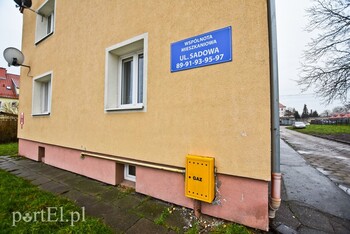 >Mieszkańcy marzną, a remont się ślimaczy