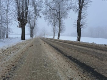 >Kierowcy alarmują: Na drodze 504 jest lodowisko