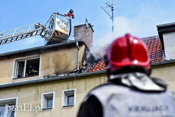 >Pożar dachu budynku wielorodzinnego przy ul. Ogrodowej