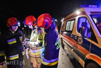 >Uderzył w auto, stojce na poboczu