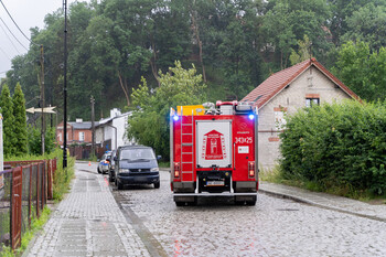 >Kolizja z autami i budynkiem po zasłabnięciu kierowcy