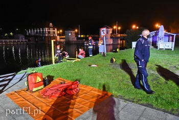 >Nocny alarm dla służb. Do rzeki miał wpaść mężczyzna na wózku