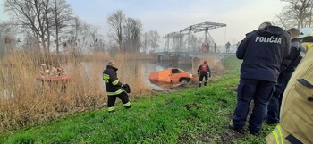 >Wjechał autem do wody w... Jeziorze