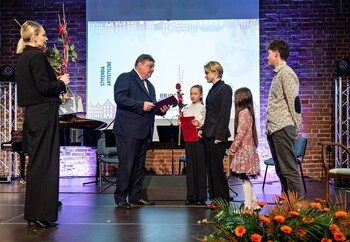 >Twórcy kultury z nagrodami