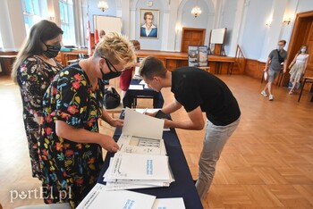 >Maturzyści poznali wyniki egzaminów i odebrali świadectwa dojrzałości