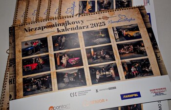 >Dziesięć lat kalendarzy „Niezapominajki”