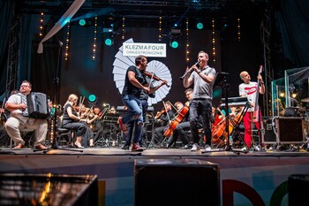 >Koncert i ognisty spektakl