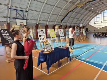 >Elbląg zapisany w plakacie – wyjątkowy wernisaż Janusza Kozaka w III LO