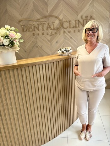 >Historia pisana uśmiechem - 40 lat troski o zdrowy uśmiech. Dental Clinic Ewa Radziejewska 1986-2026