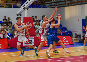 >Elbasket wygrywa na inaugurację