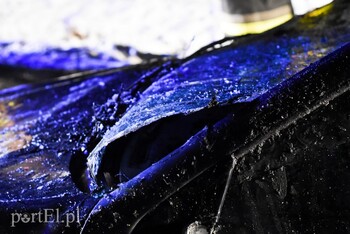 >Vw polo dachował do rowu z wodą, trzy osoby w szpitalu