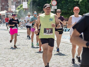 >Gorący bieg rocznicowy na Starym Mieście