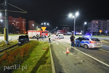 >Zderzenie opla z volvo przed centrum handlowym