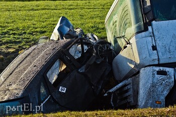 >Czołowe zderzenie mercedesa z ciężarówką