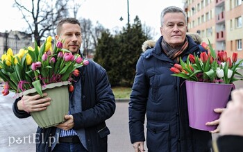 >Uśmiech za kwiatka, czyli jak portEl Dzień Kobiet świętował
