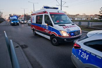 >Potrącił i przejechał kobietę