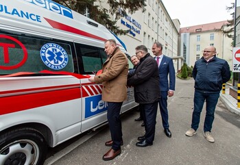 >Ambulans w darze dla szpitala