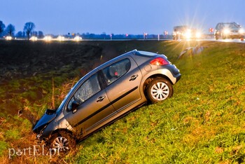 >Wyprzedzała na zakręcie, skończyła w rowie i bez prawa jazdy