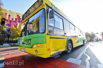 >Kolizja skody z autobusem przy szkole muzycznej