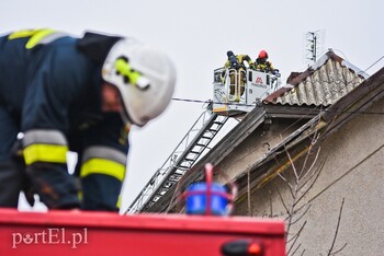 >Pożar poddasza ponad 100-letniej kamienicy w Gronowie Elbląskim
