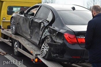 >Uderzył w bmw i wylądował na boku w rowie