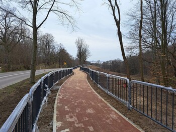 >Bezpieczniej dla rowerzystów